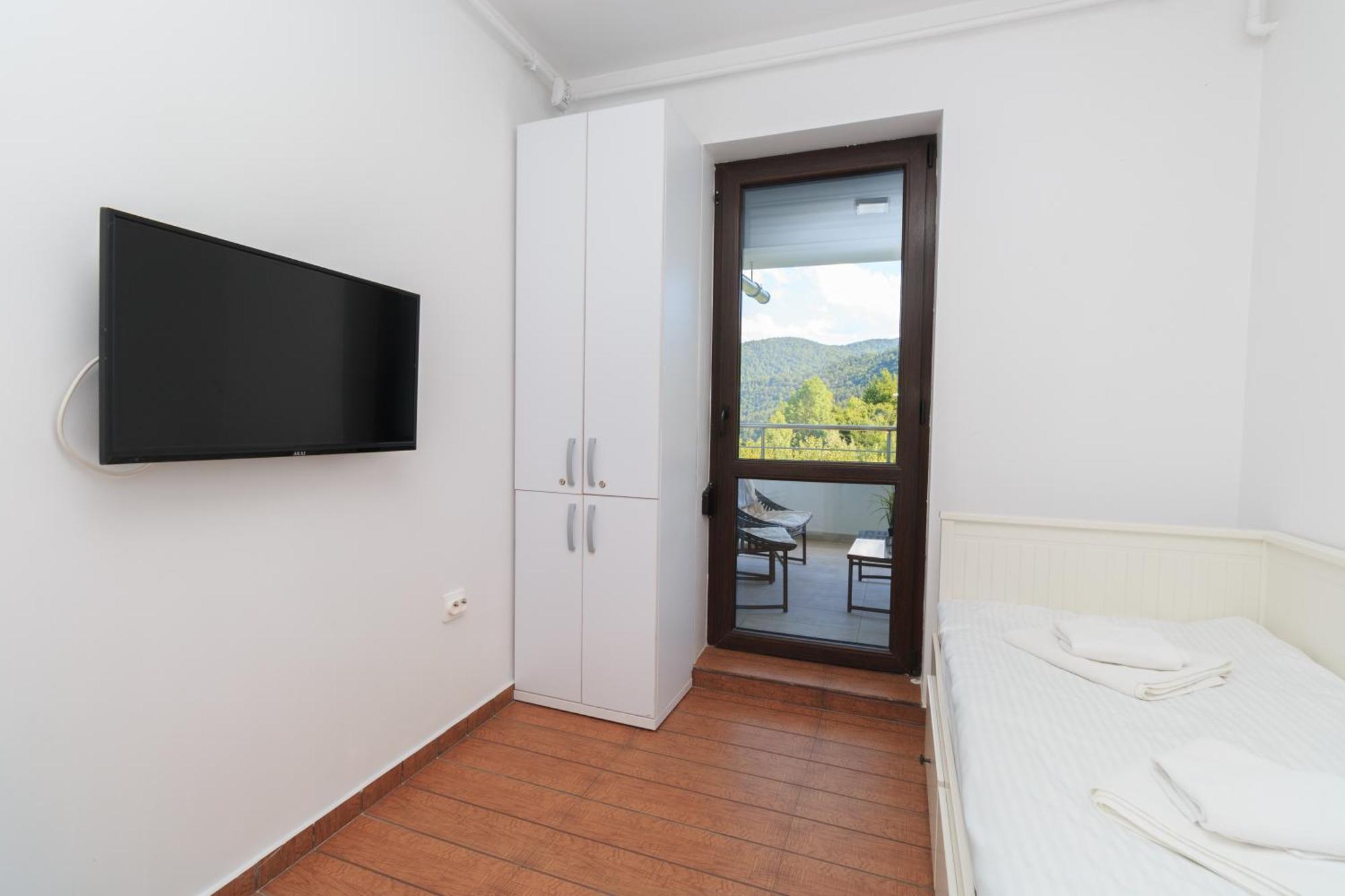 Panoramic Forest View - Balcony And Private Parking *